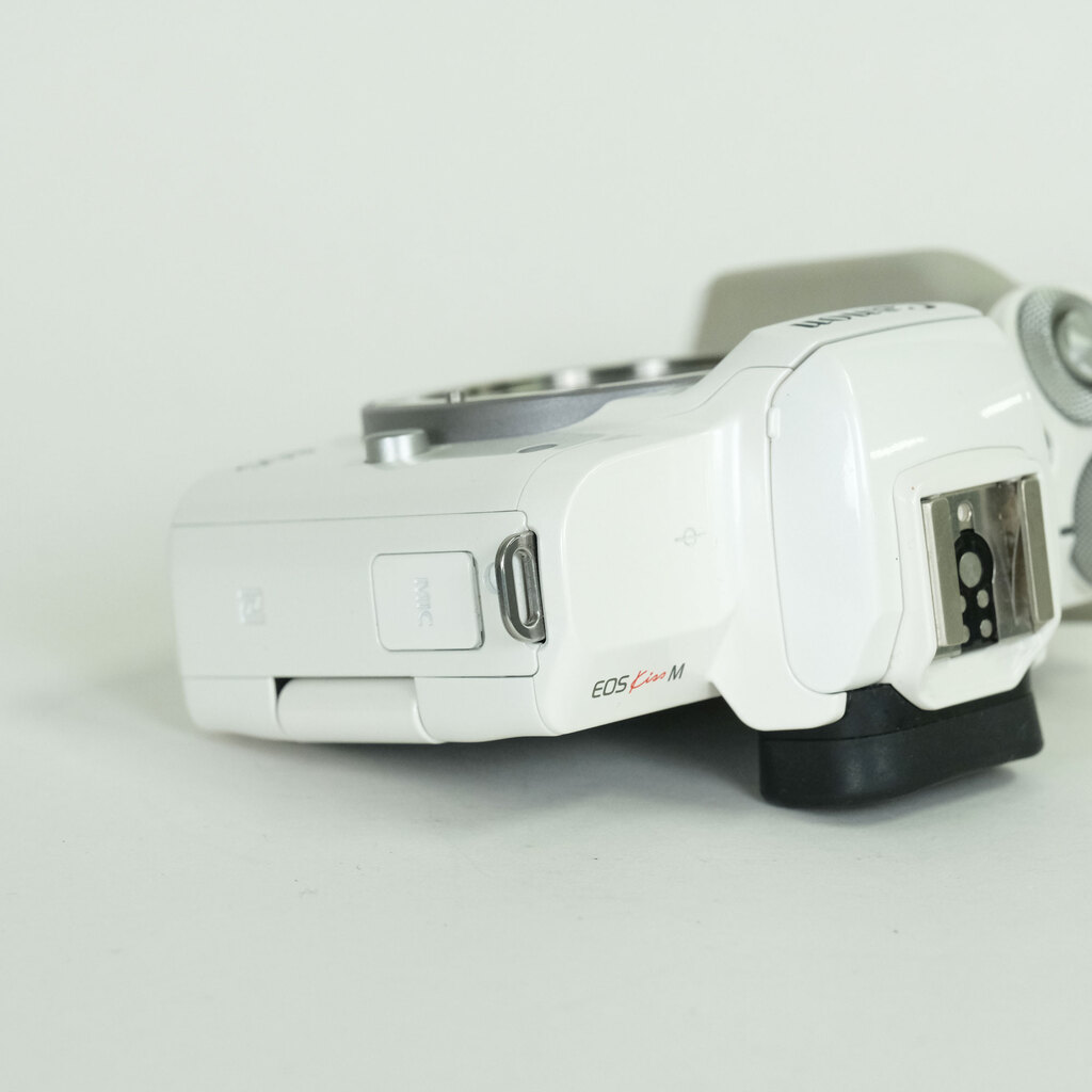 Canon EOS Kiss M Canon EOS Kiss M
