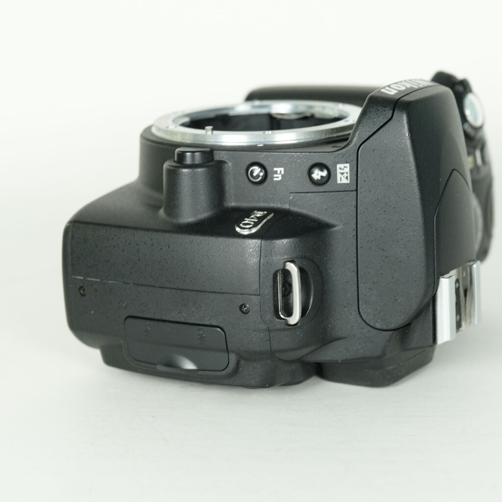 Nikon D40 ブラックボディの出品 | ONE SCENE（ワンシーン）