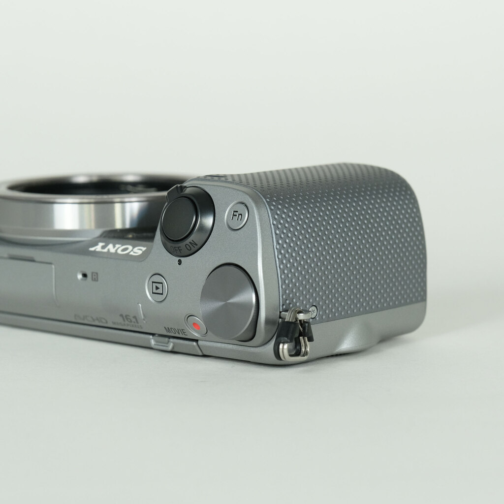 SONY α NEX-5T シルバー ボディ SONY α NEX-5R ボディ シルバーの出品 | ONE SCENE（ワンシーン）
