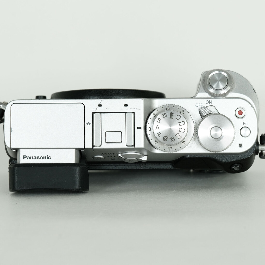 Panasonic LUMIX DMC-GX8 ボディ シルバー