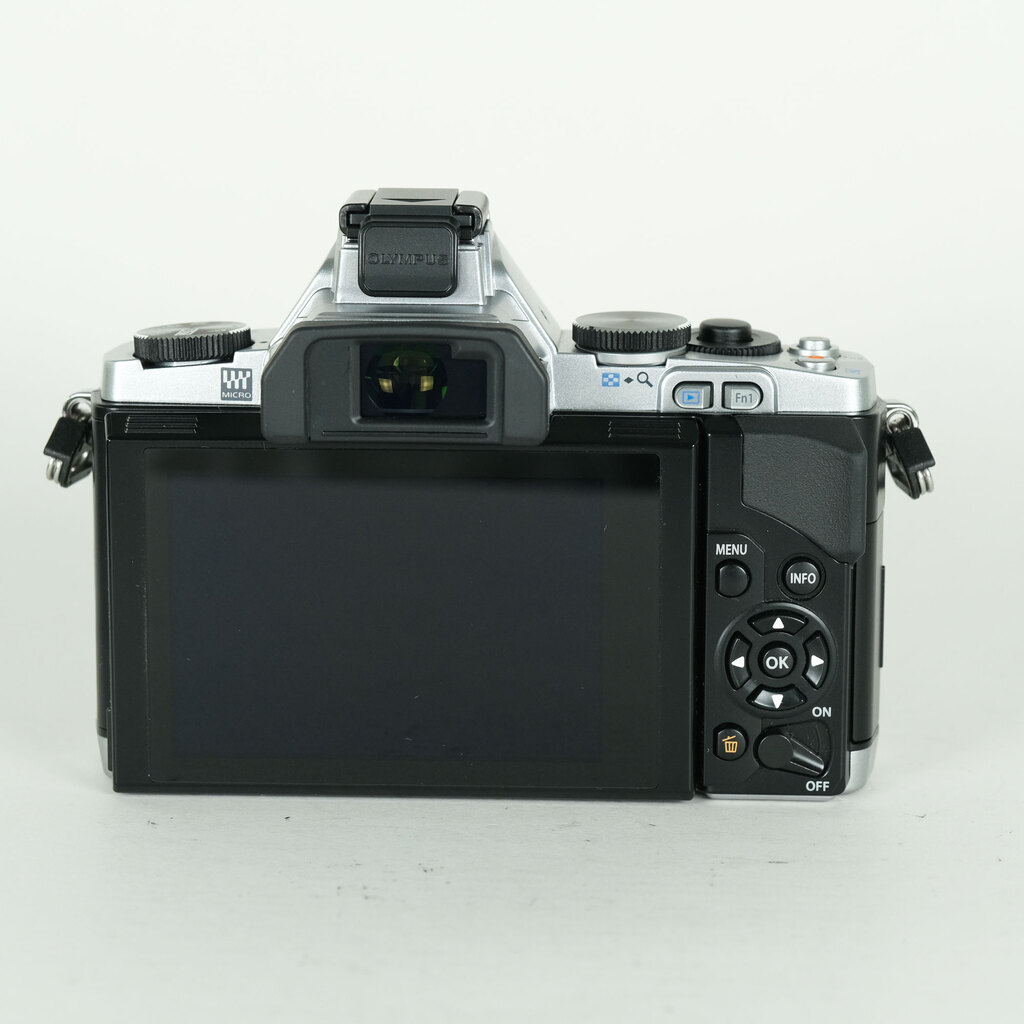 OLYMPUS OM-D E-M5 �{�f�B �V���o�[
