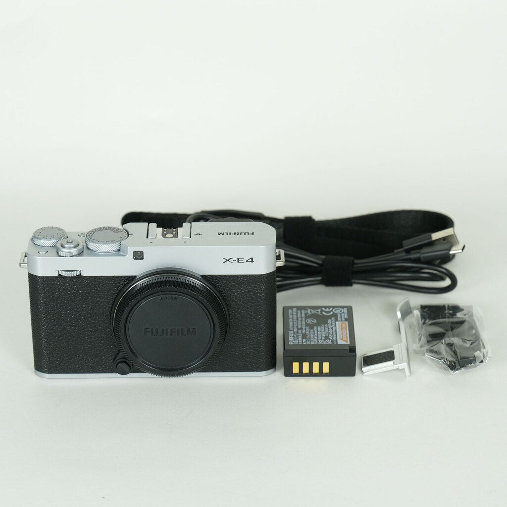 FUJIFILM X-E4 [�{�f�B �V���o�[]