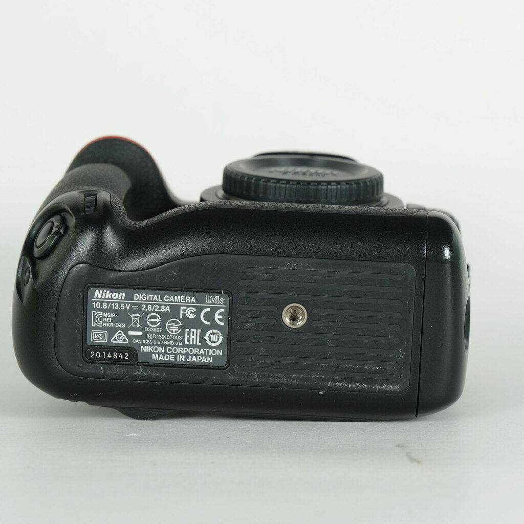 Nikon D4Sの出品 | ONE SCENE（ワンシーン）