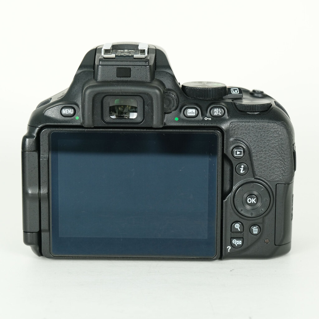 Nikon D5600 [�{�f�B]