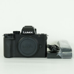 Panasonic LUMIX DC-G100 Panasonic LUMIX DC-G100