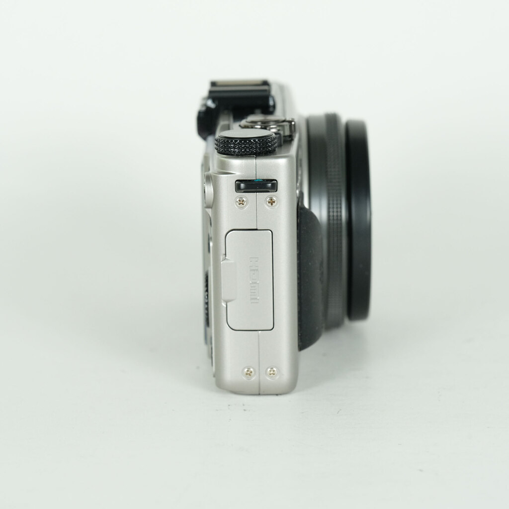 OLYMPUS XZ-1 チタニウムシルバー プレミアムキットの出品 | ONE SCENE