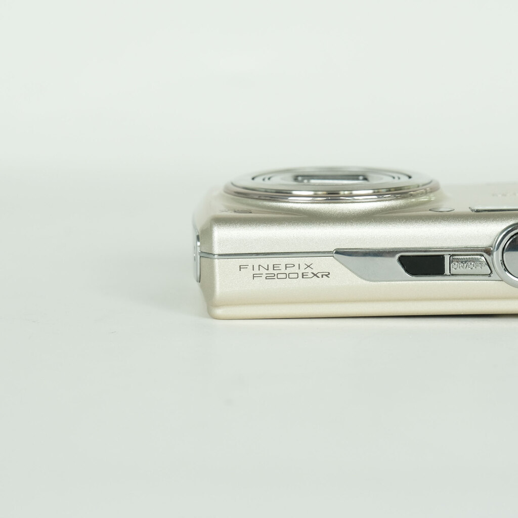 FUJIFILM FinePix F200EXR　シルバー