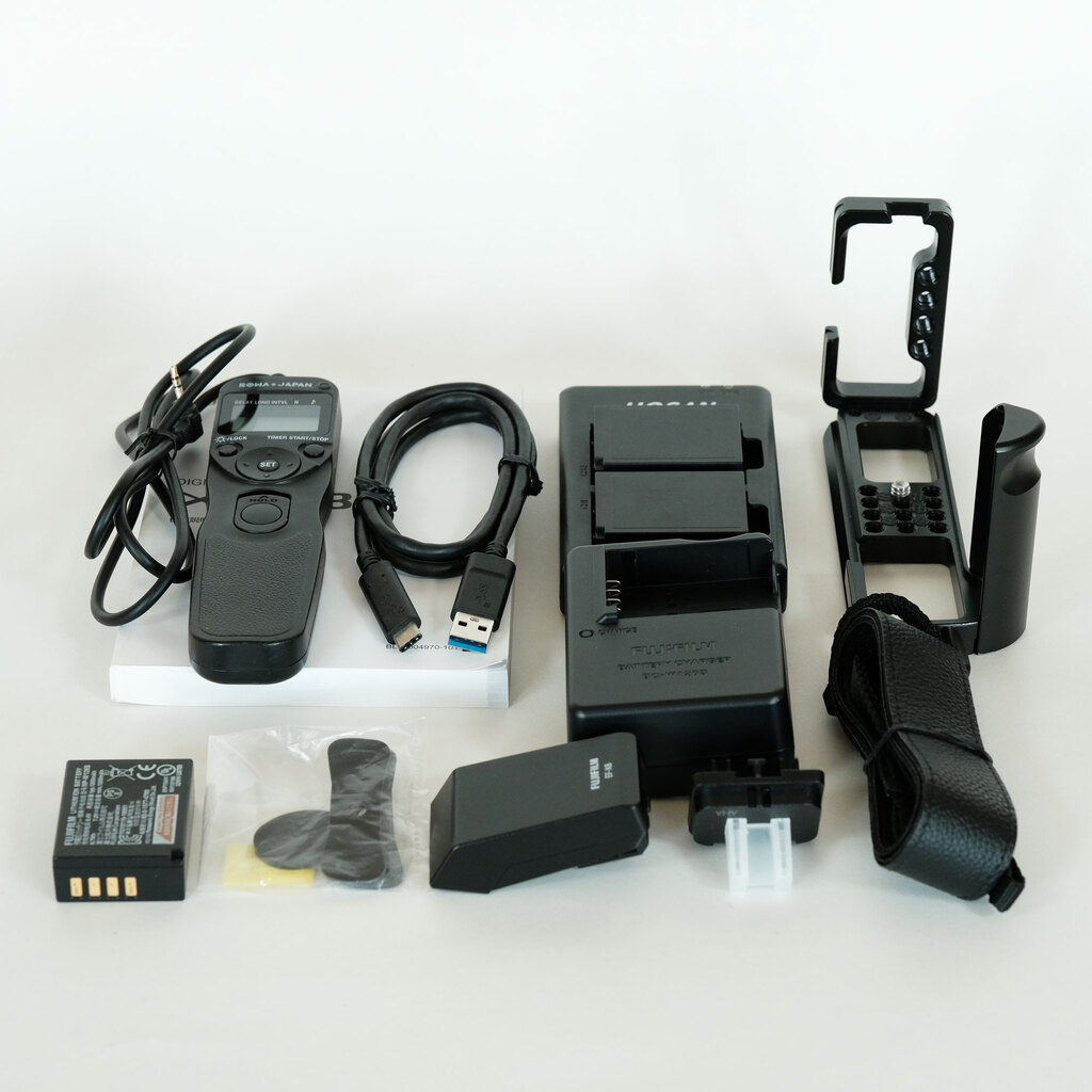 FUJIFILM X-T3 本体 + 付属品【動作確認済】 FUJIFILM X-T3の出品 | ONE SCENE（ワンシーン）