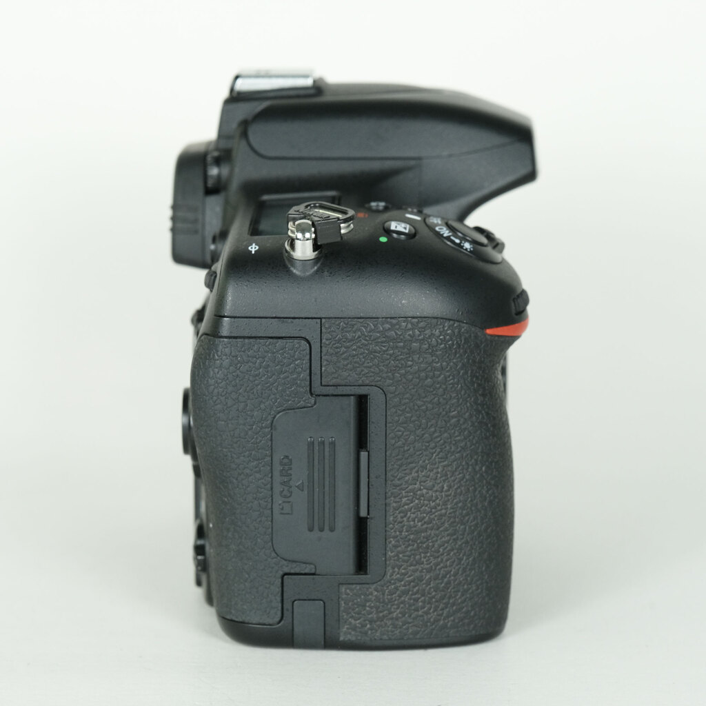 Nikon D750 [�{�f�B]
