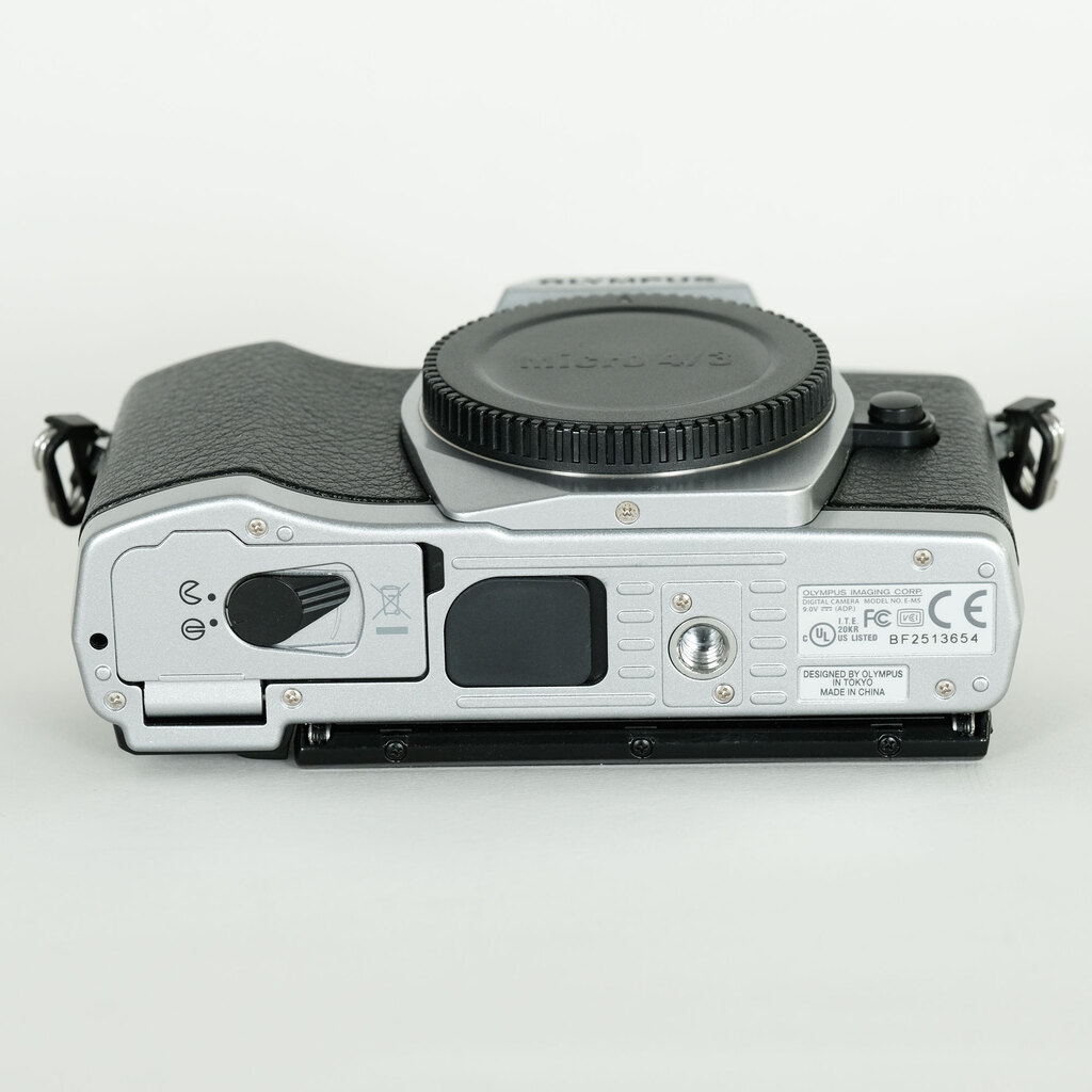 OLYMPUS OM-D E-M5 ボディ シルバー