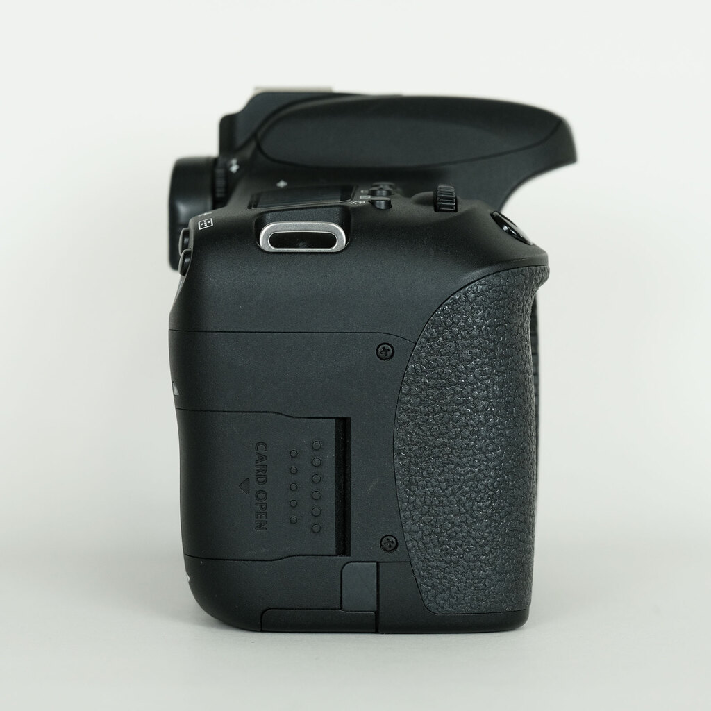 Canon EOS 8000D Canon EOS 8000D