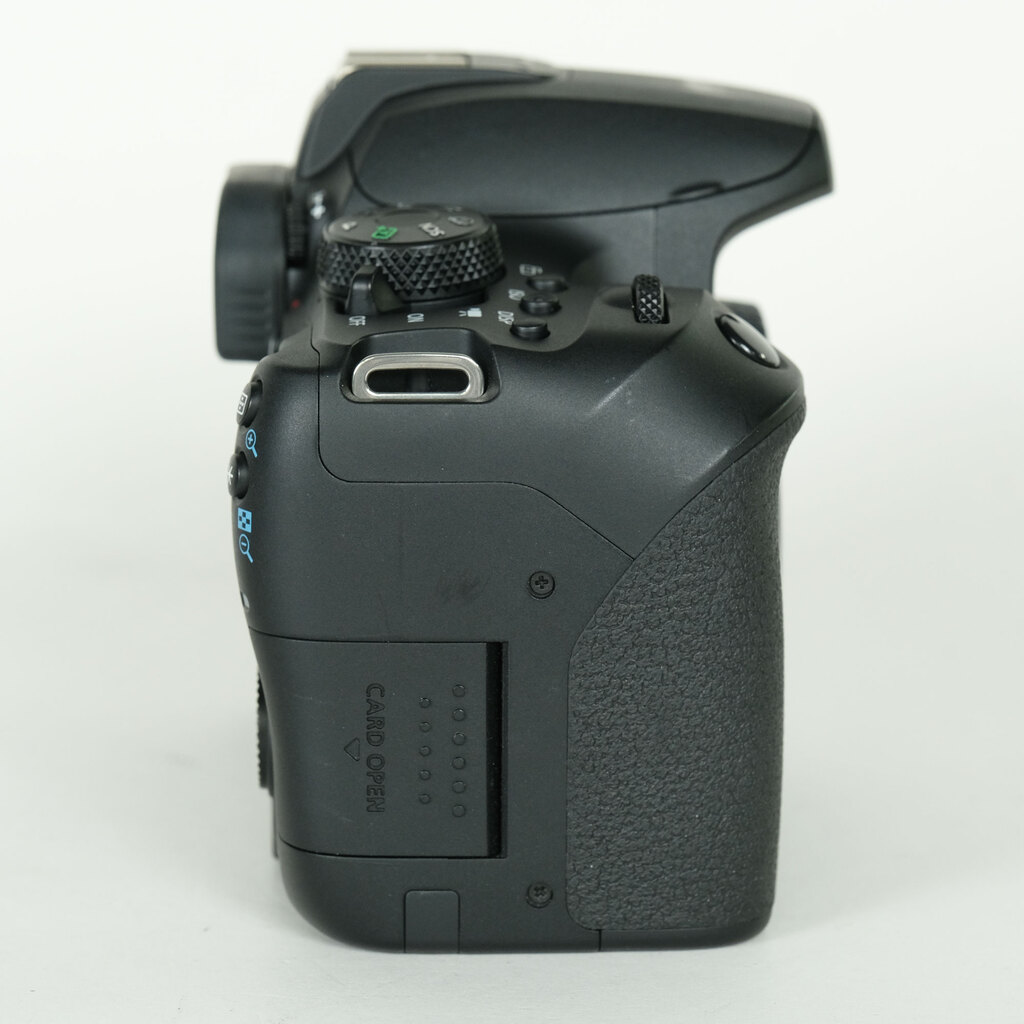 Canon EOS Kiss X10i [�{�f�B]