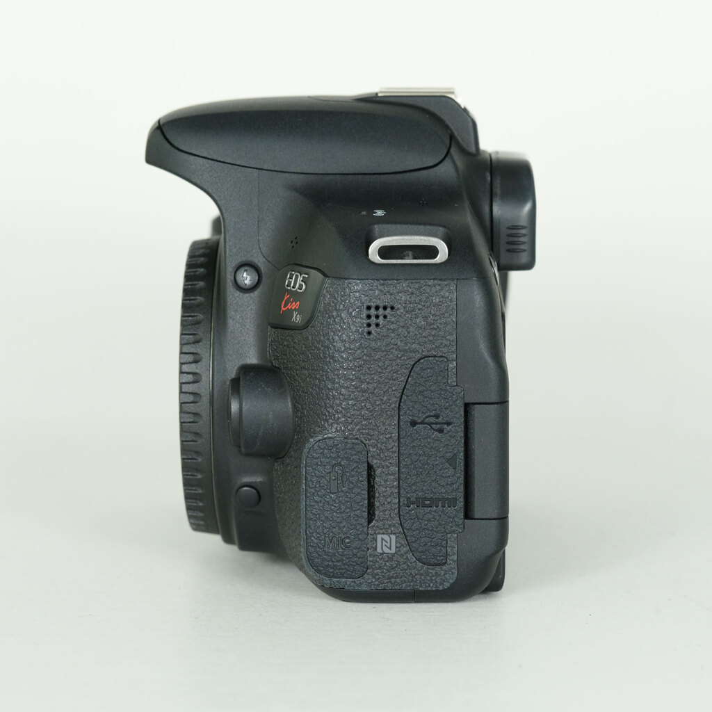 Canon EOS Kiss X9i [�{�f�B]