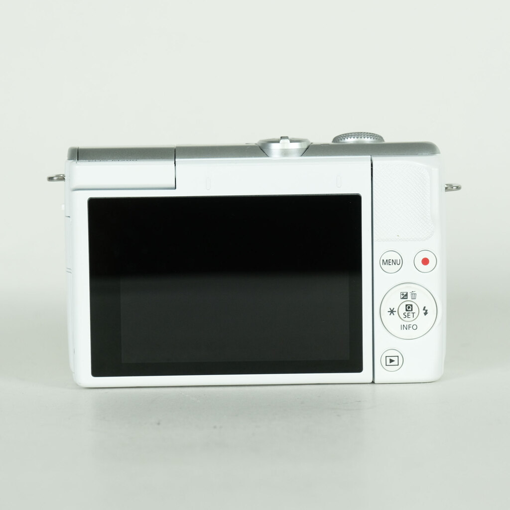 Canon EOS M200 ボディ ホワイトの出品 | ONE SCENE（ワンシーン）