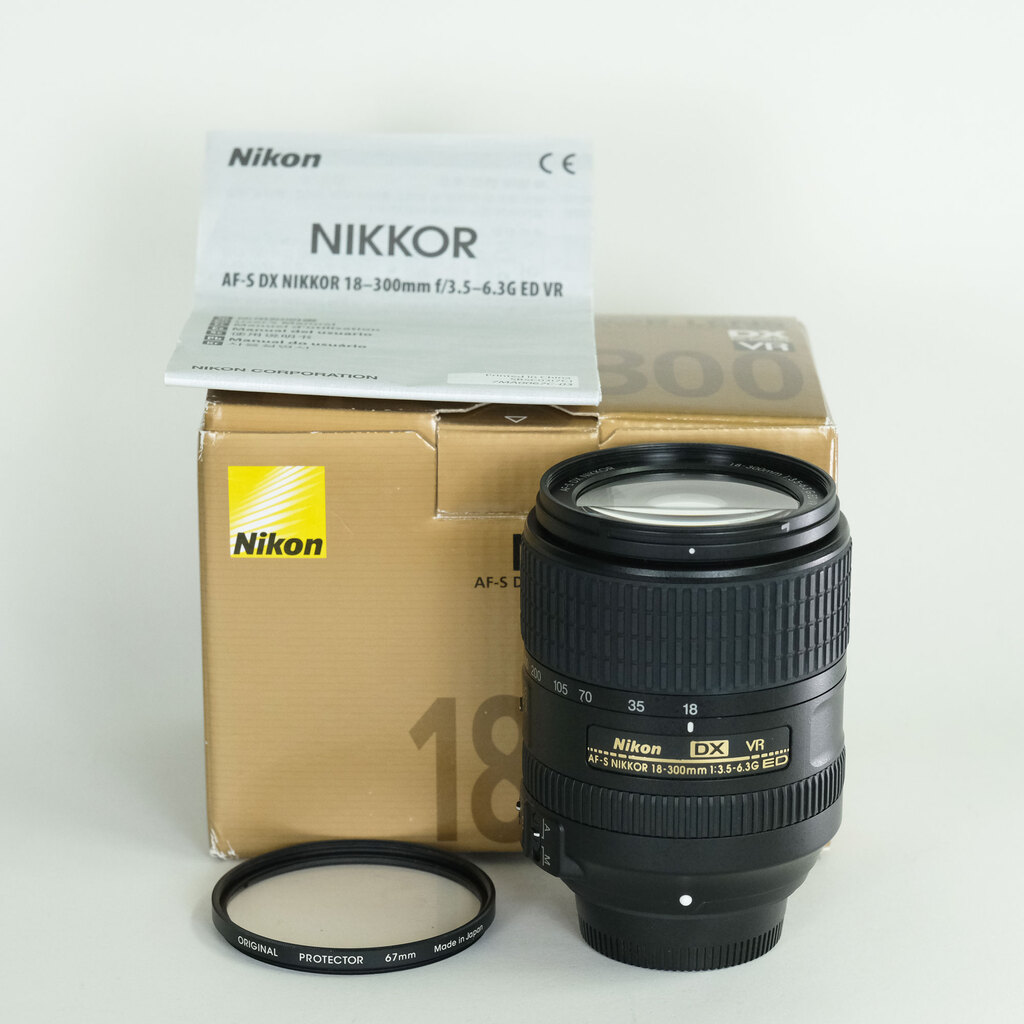 Nikon AF-S DX NIKKOR 18-300mm f/3.5-6.3G ED VR Nikon AF-S DX NIKKOR 18-300mm f/3.5-6.3G ED VR