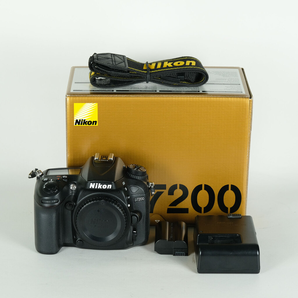 Nikon D7200の出品 | ONE SCENE（ワンシーン）