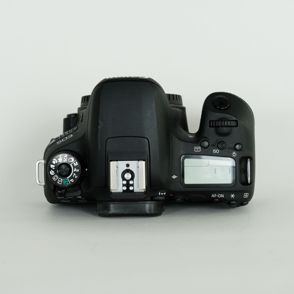 Canon EOS 9000D