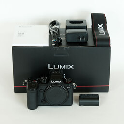 Panasonic LUMIX DC-S5