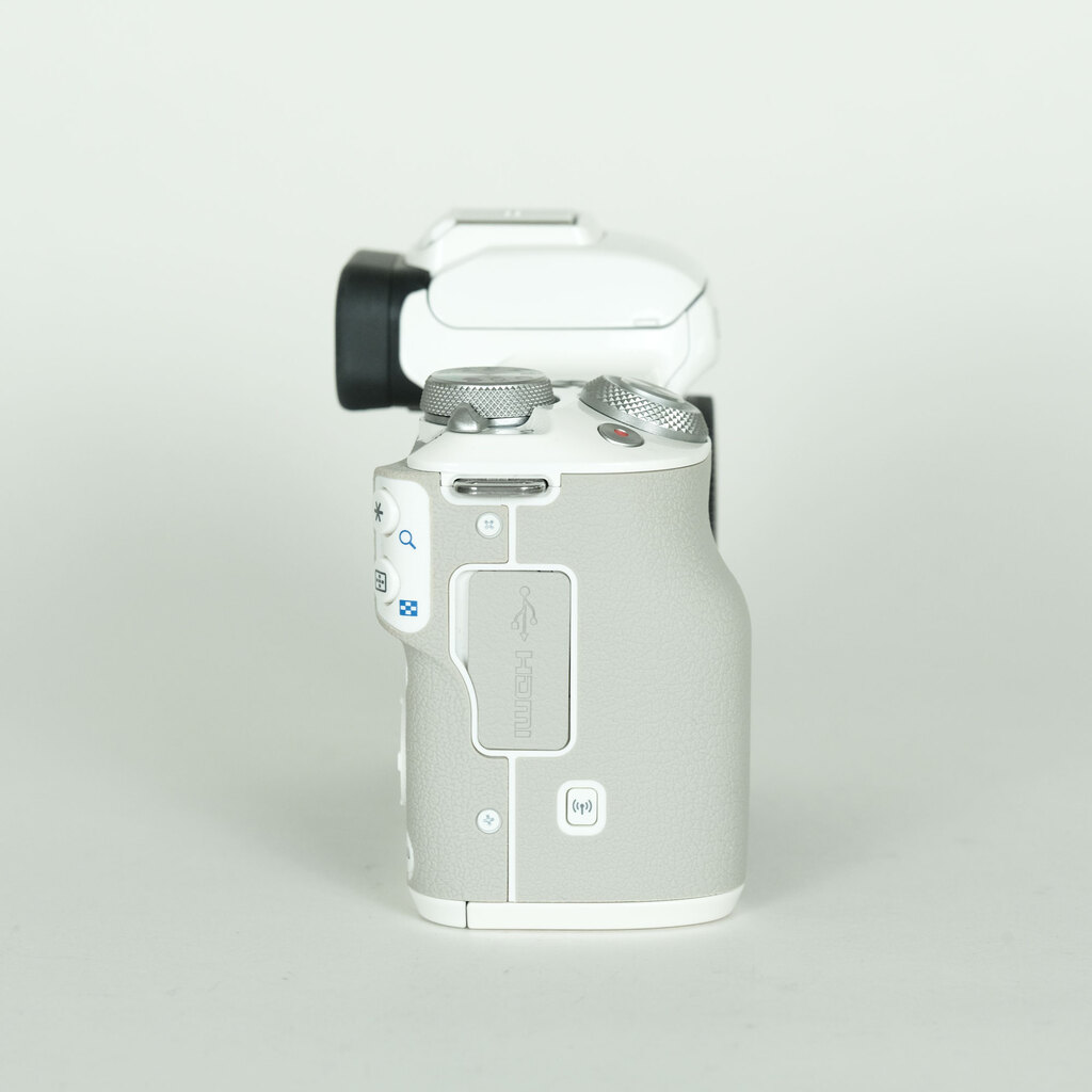 Canon EOS Kiss M Canon EOS Kiss M