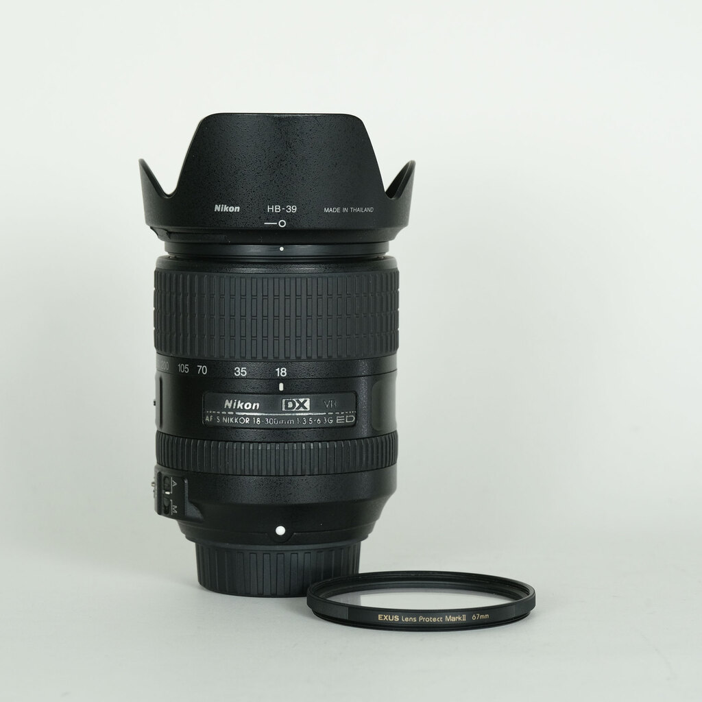 Nikon AF-S DX NIKKOR 18-300mm f/3.5-6.3G ED VR Nikon AF-S DX NIKKOR 18-300mm f/3.5-6.3G ED VR