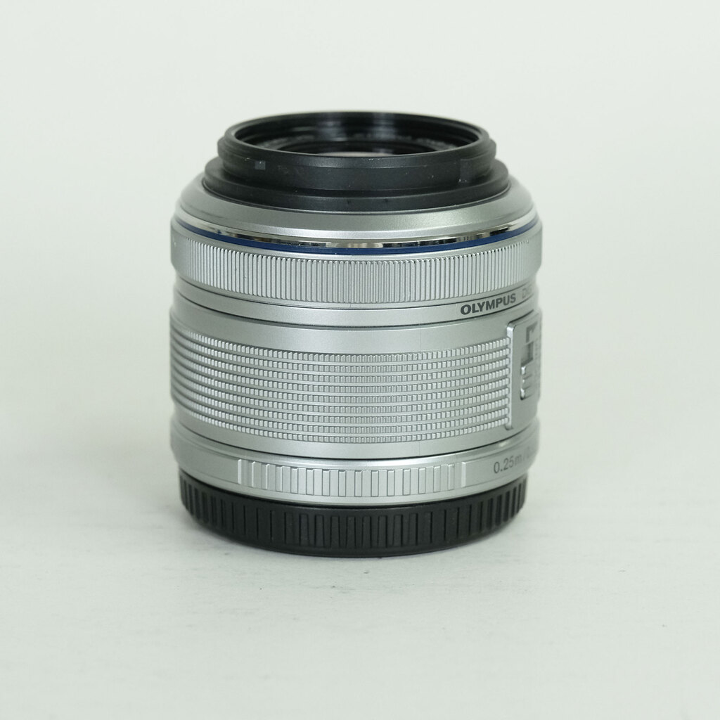 OLYMPUS M.ZUIKO DIGITAL 14-42mm F3.5-5.6IIR シルバー OLYMPUS M.ZUIKO DIGITAL 14-42mm F3.5-5.6IIR シルバー