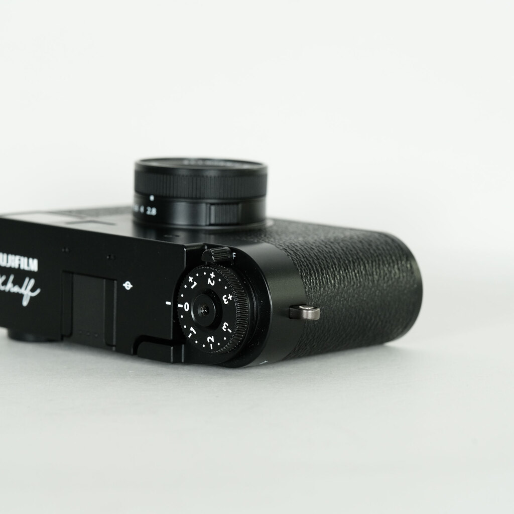 FUJIFILM X half X-HF1