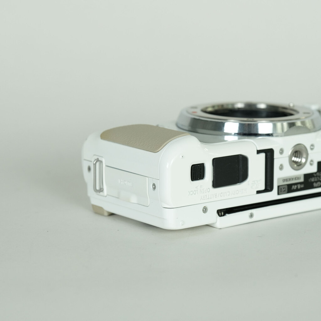 Panasonic LUMIX DMC-GF6-W ボディ ホワイト