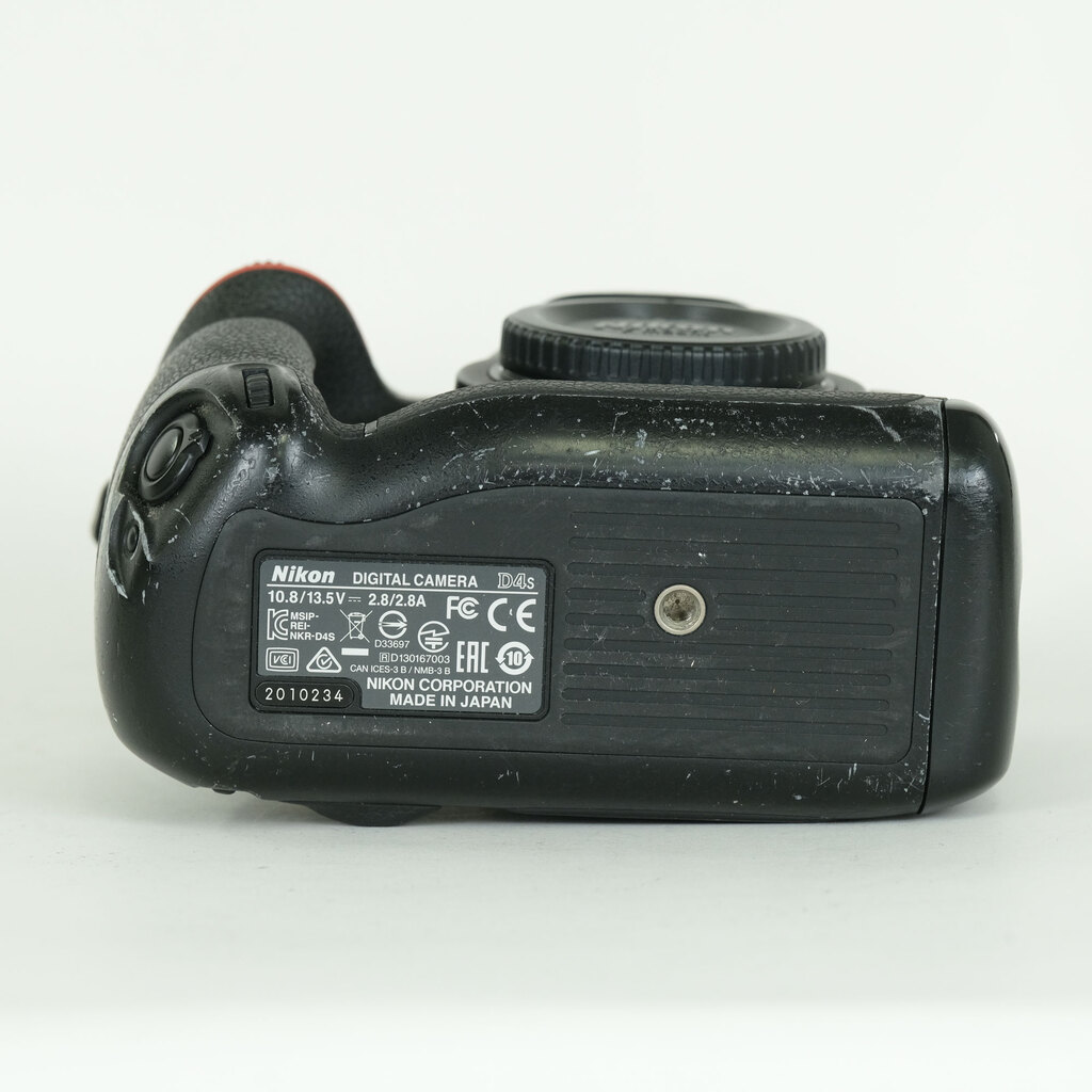 ​【極少シャッター28,095枚】Nikon D4s 付属品多数・おまけ付き Nikon D4Sの出品 | ONE SCENE（ワンシーン）