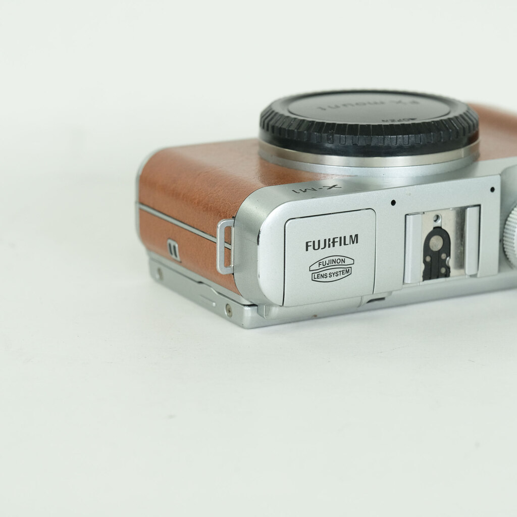 FUJIFILM X-M1 ボディ ブラウン FUJIFILM X-M1 ボディ ブラウン