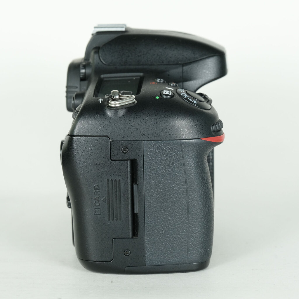 Nikon D610 [�{�f�B]