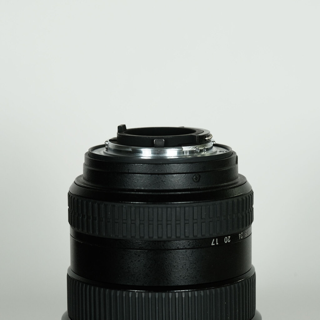 Nikon AF-S DX Zoom-Nikkor 17-55mm f/2.8G IF-ED Nikon AF-S DX Zoom-Nikkor 17-55mm f/2.8G IF-ED