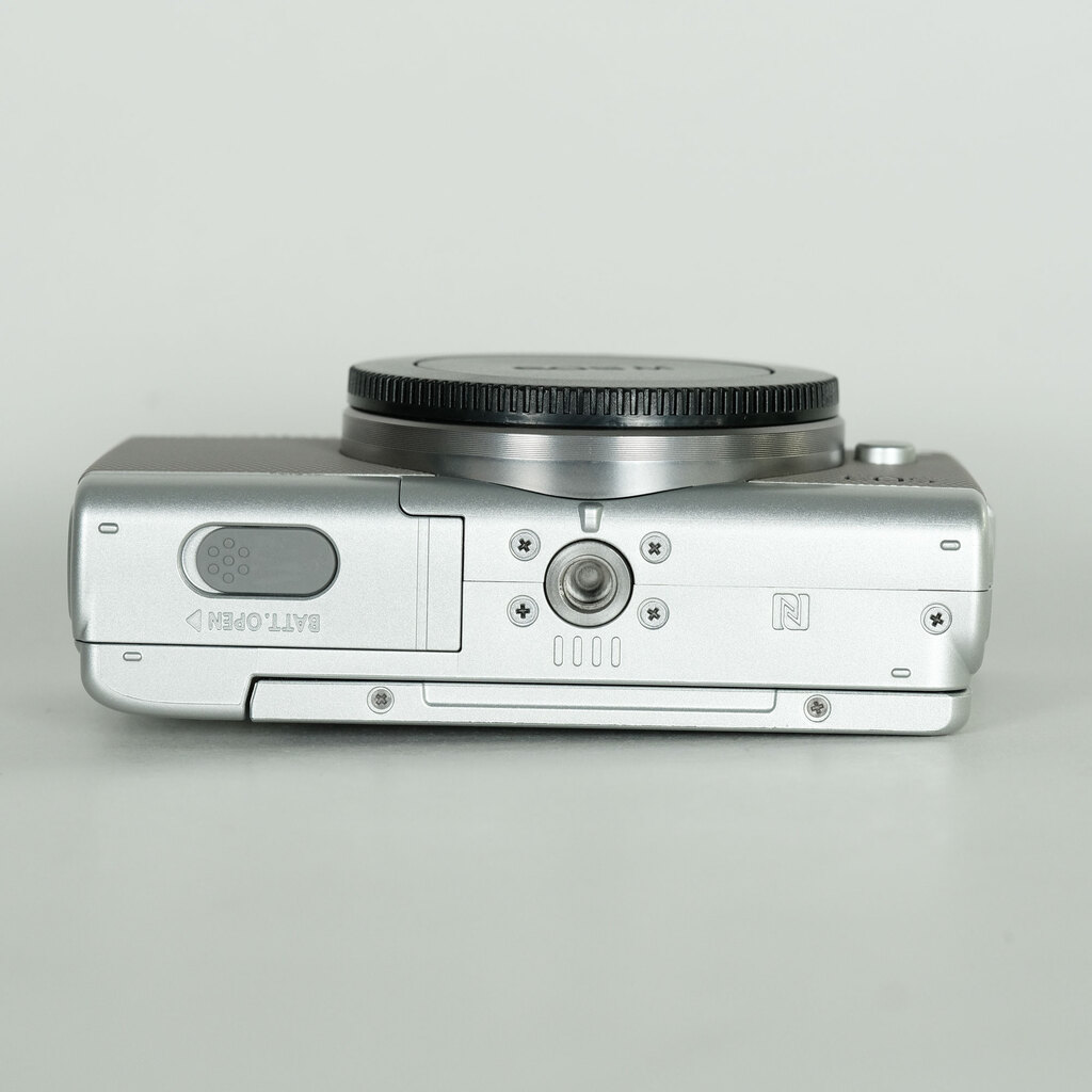Canon EOS M100