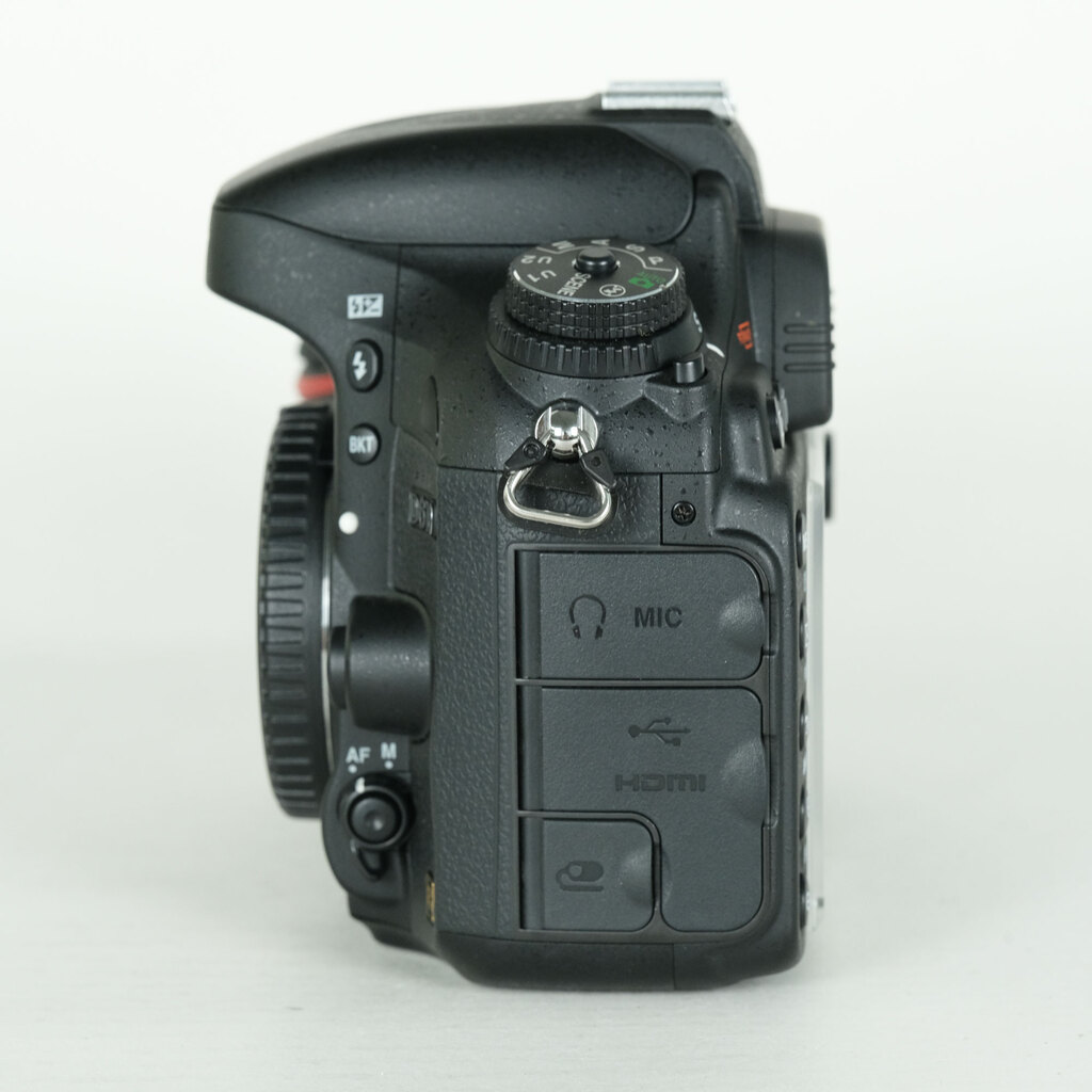 Nikon D610 [�{�f�B]
