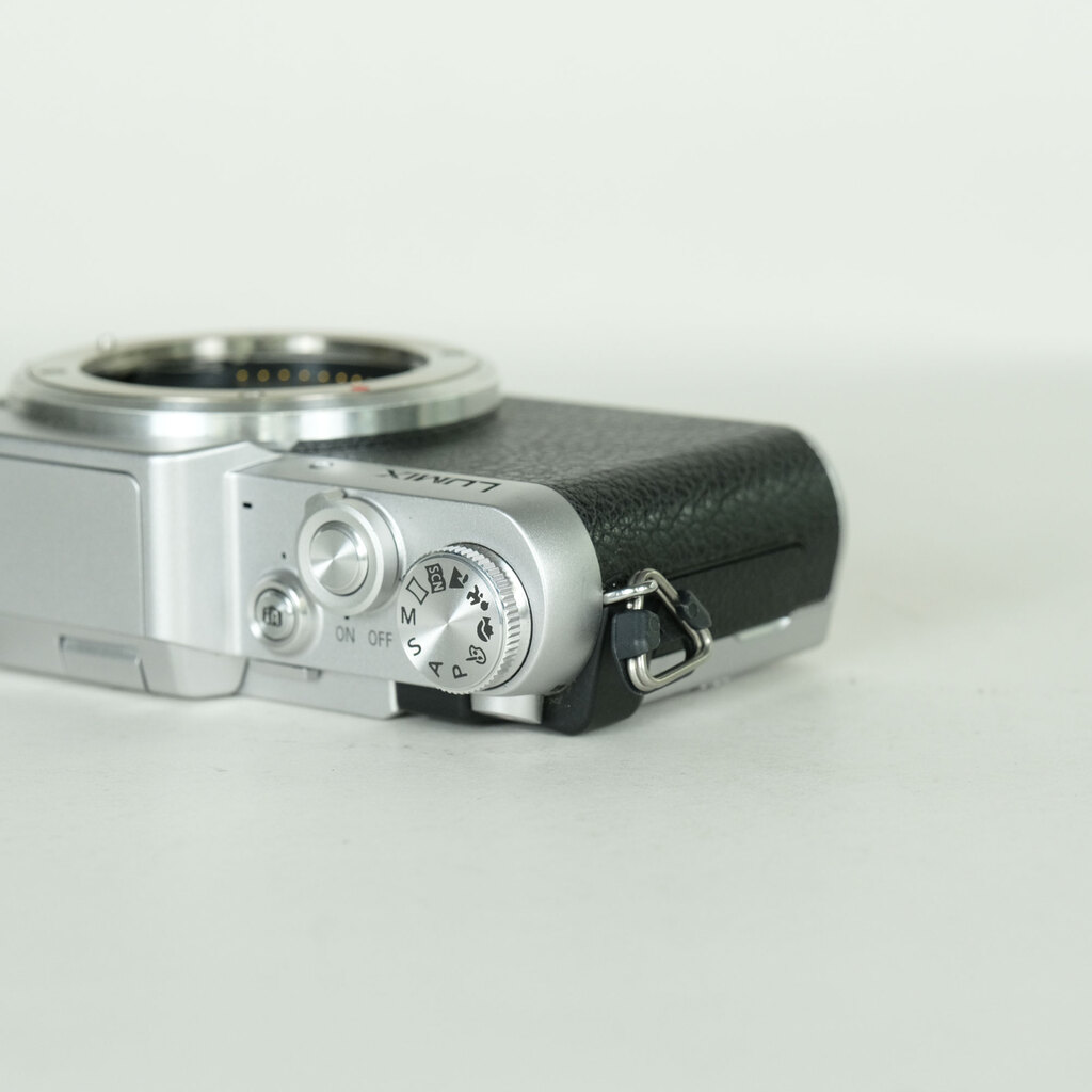 Panasonic LUMIX DMC-GF7 ボディ シルバーの出品 | ONE SCENE（ワン