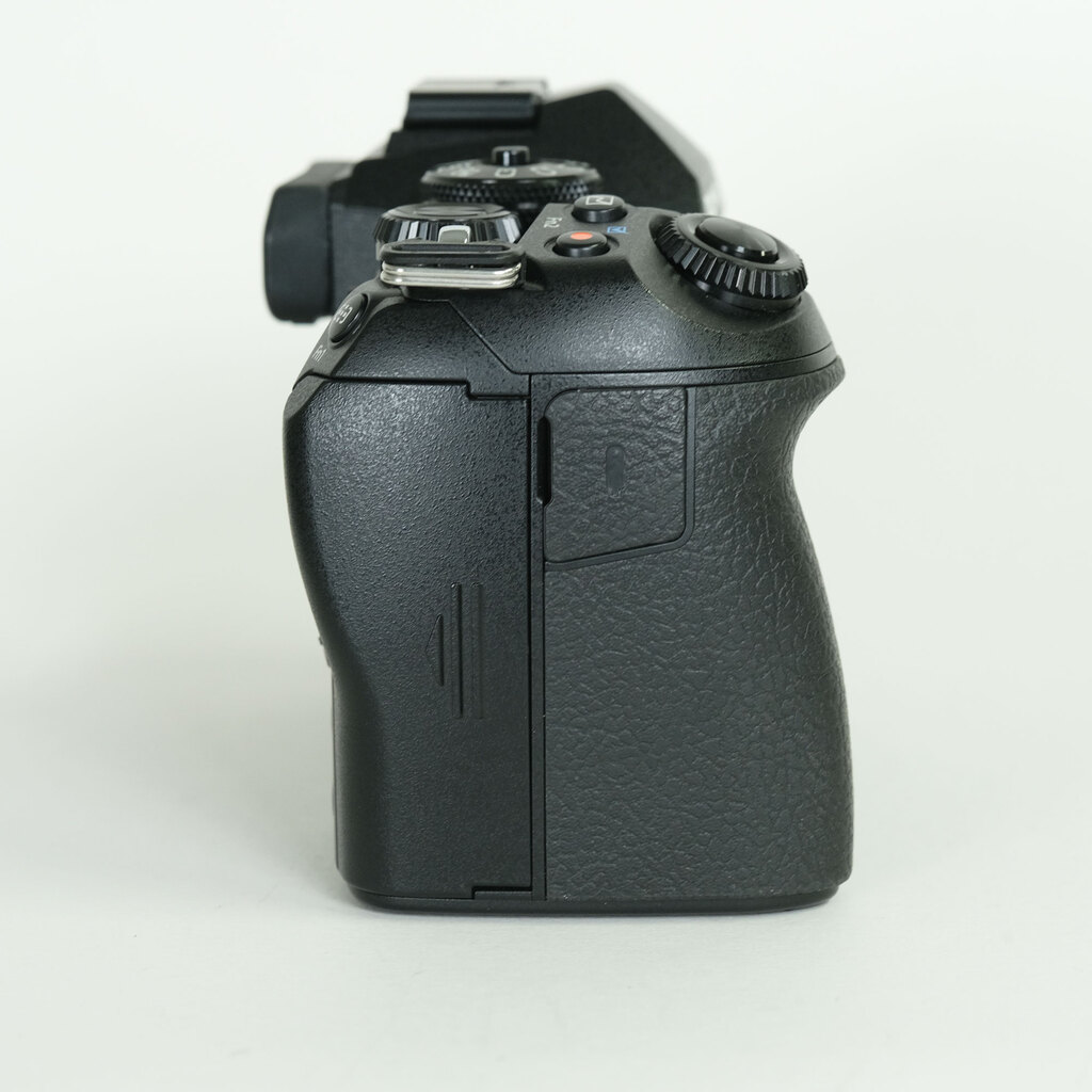 OLYMPUS OM-D E-M1 Mark II