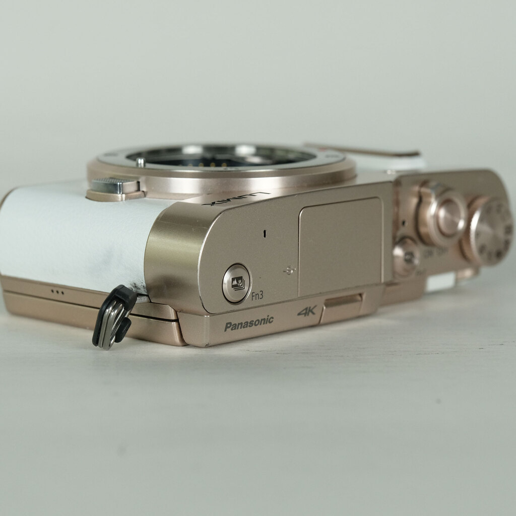 Panasonic LUMIX DC-GF10 ボディ ホワイトの出品 | ONE SCENE（ワン