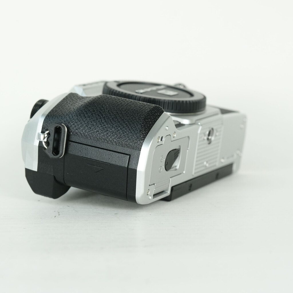 OM SYSTEM OM-5 Mark II ボディ シルバーの出品 | ONE SCENE（ワンシーン）