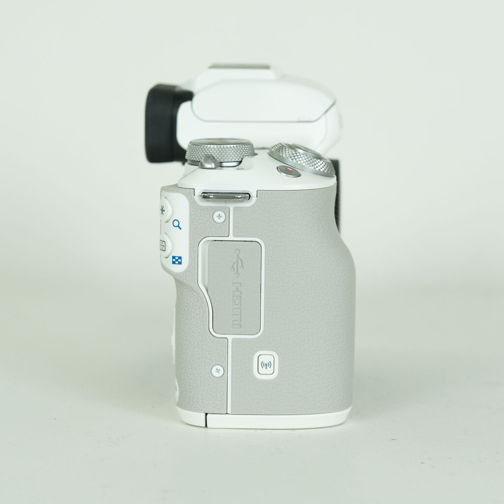 Canon EOS Kiss M2