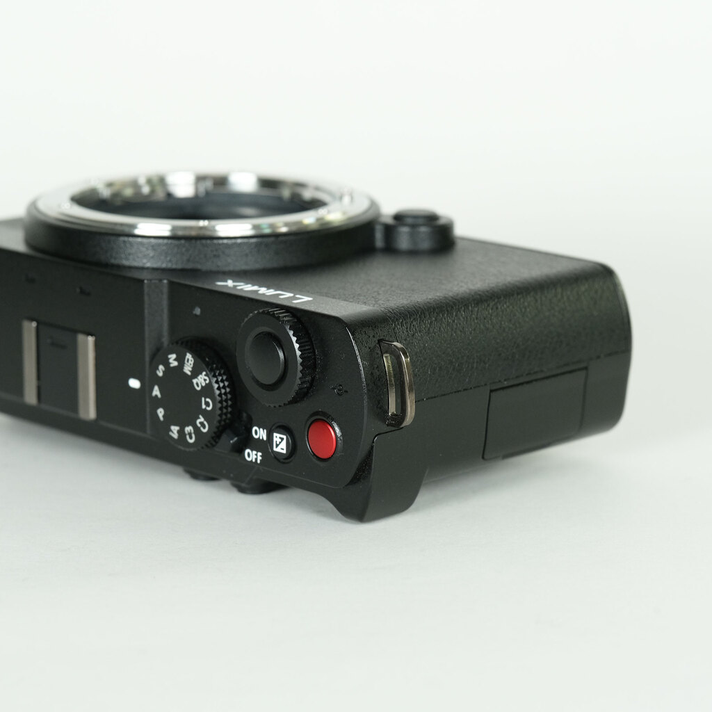 Panasonic LUMIX DC-S9 Panasonic LUMIX DC-S9