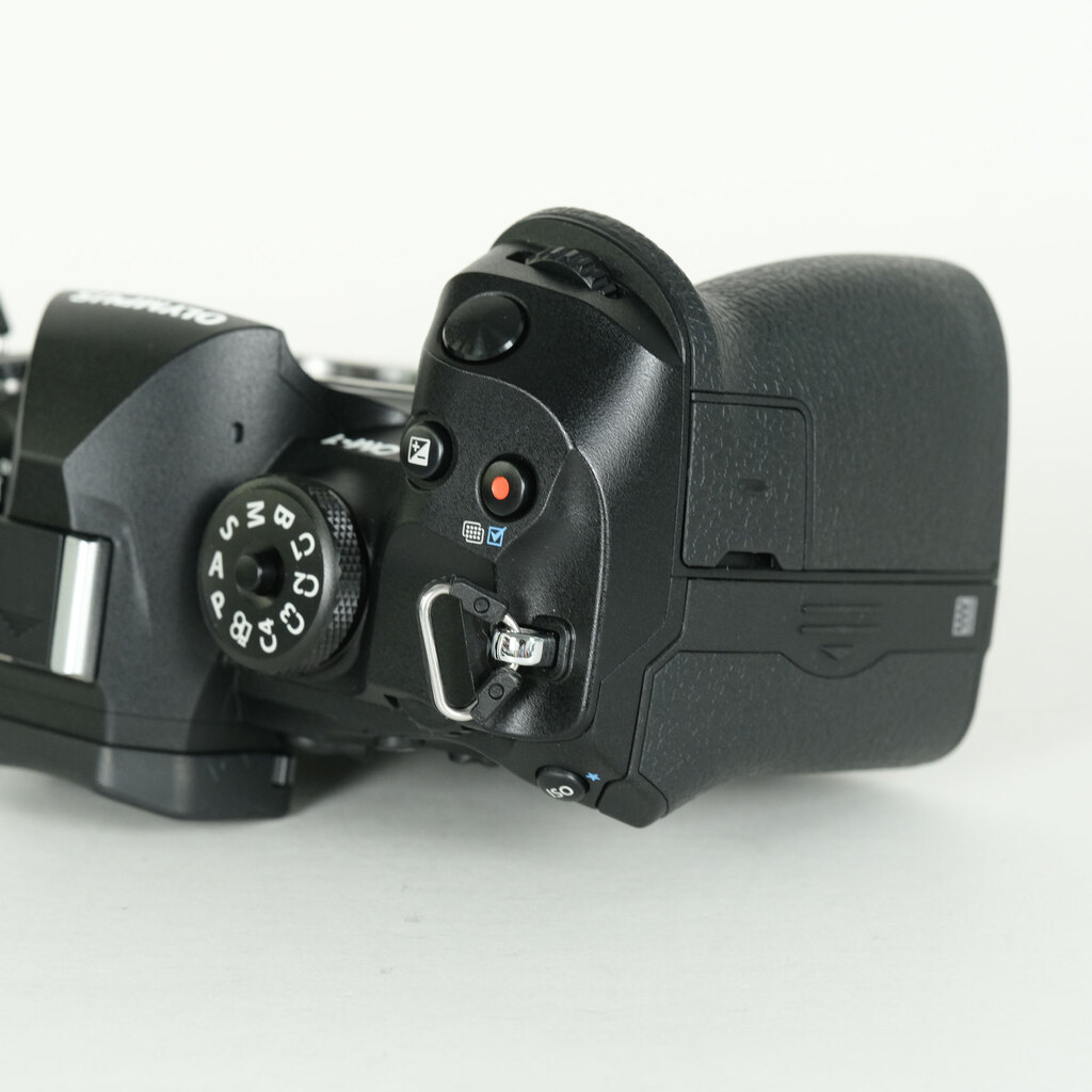 【美品】OM SYSTEM OM-1 ボディ　元箱付き　付属品完備 OM SYSTEM OM-1の出品 | ONE SCENE（ワンシーン）