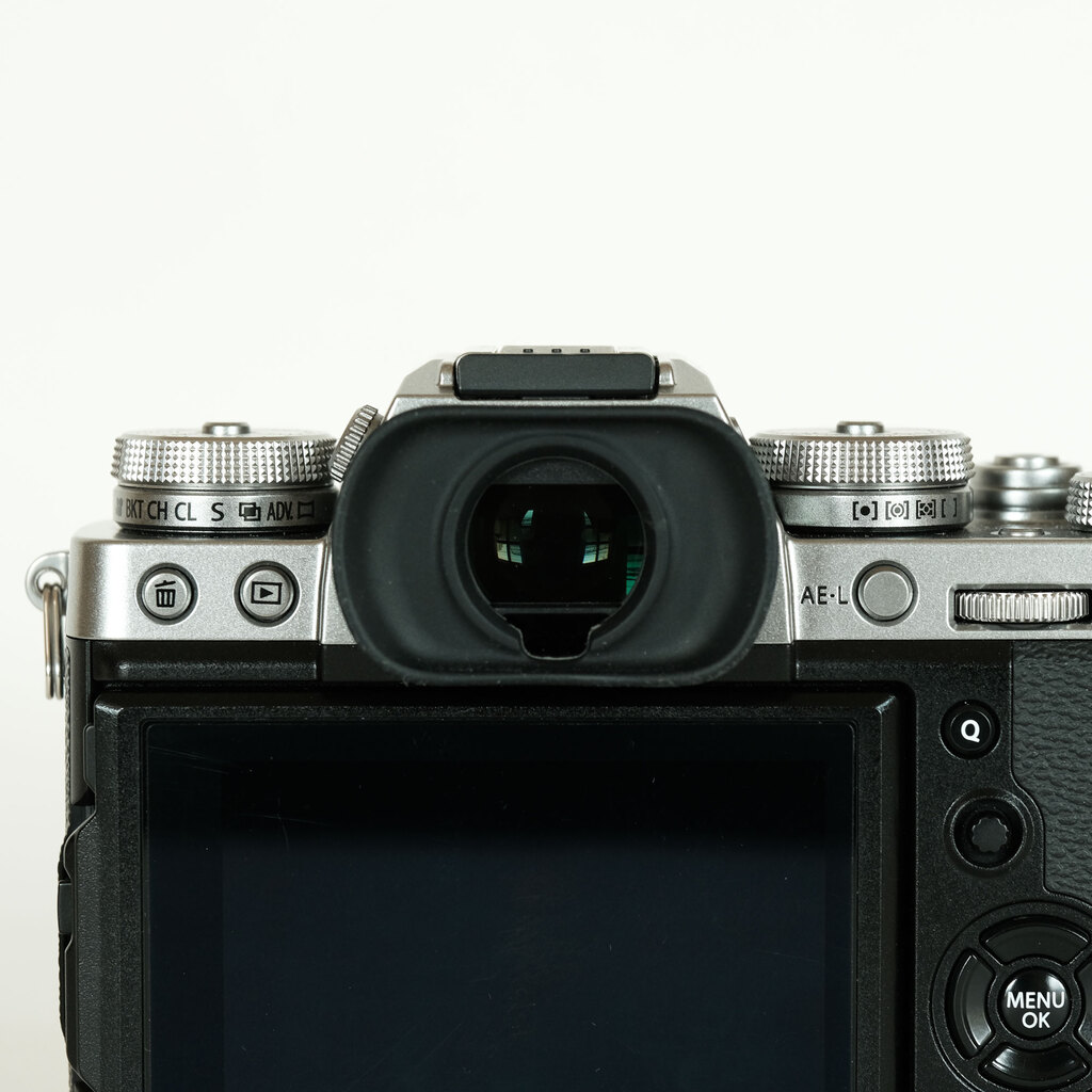 中古美品★おまけ付き★FUJIFILM X-T3ボディ★純正バッテリー2個付き★ ☆美品☆ FUJIFILM フジフイルム X-T3 ボディ シルバー（電池2個