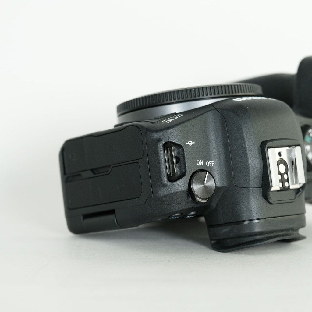 Canon EOS R6 Canon EOS R6