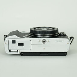 OLYMPUS PEN E-P7