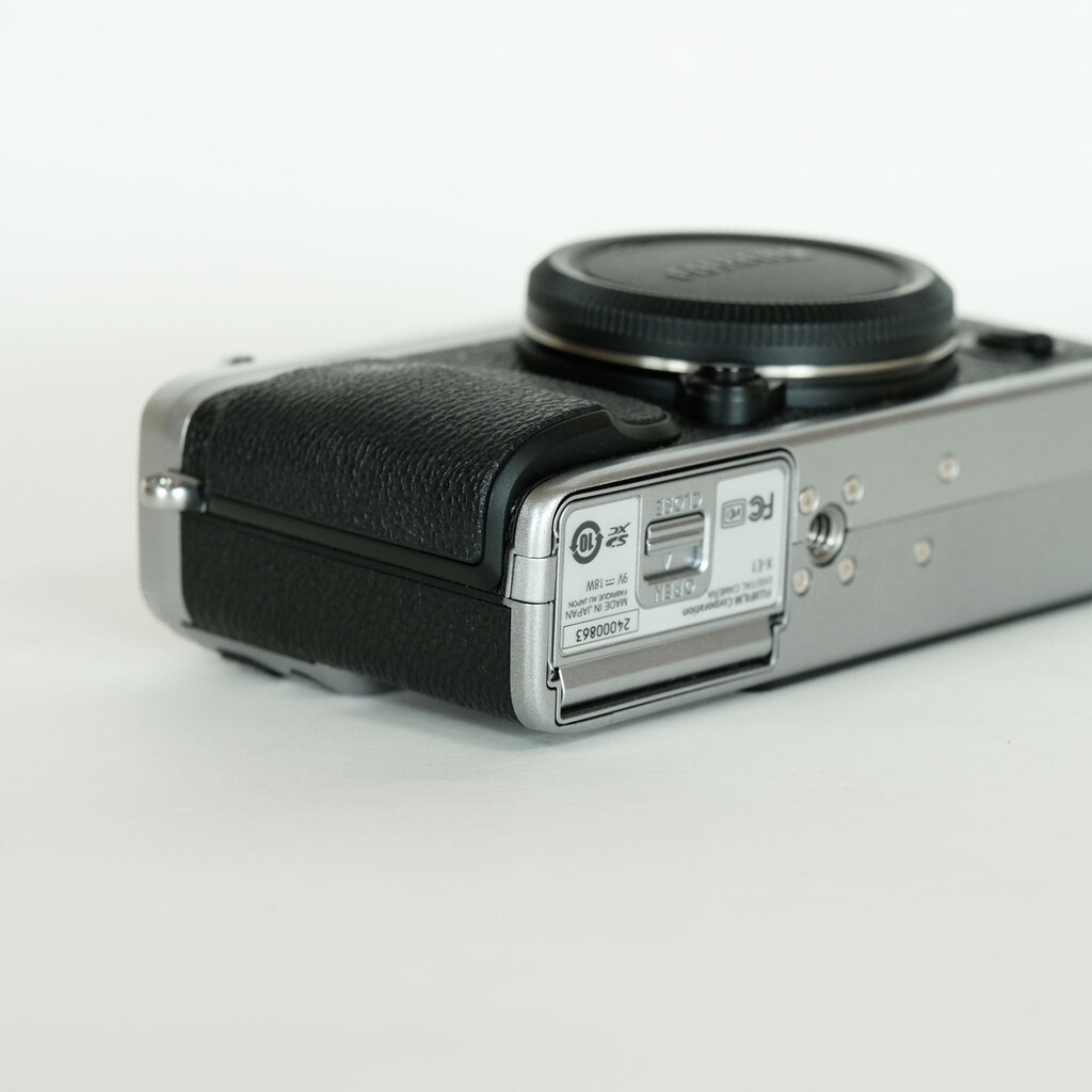 FUJIFILM X-E1 シルバーの出品 | ONE SCENE（ワンシーン）