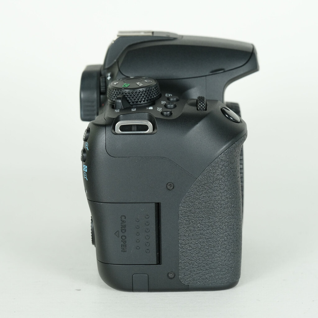 Canon EOS Kiss X10i [�{�f�B]