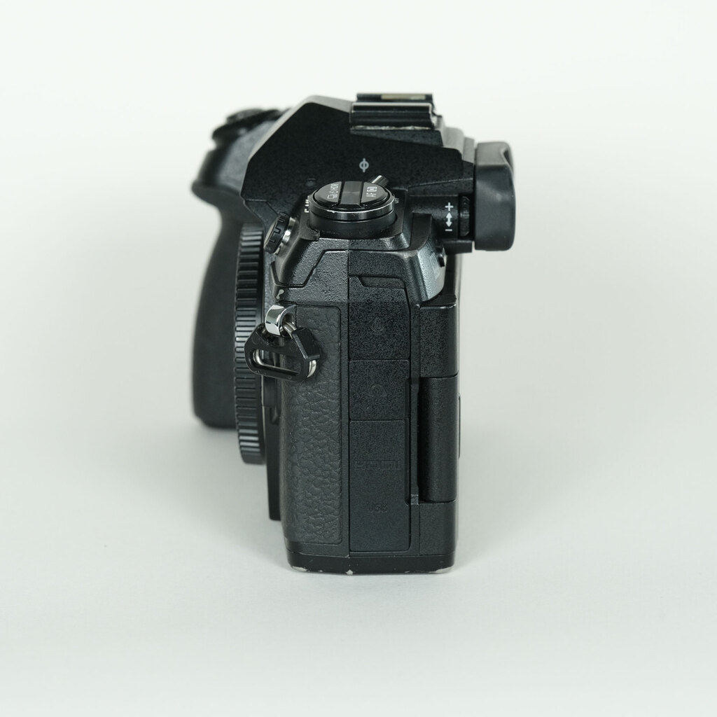 OLYMPUS OM-D E-M1 Mark II OLYMPUS OM-D E-M1 Mark II