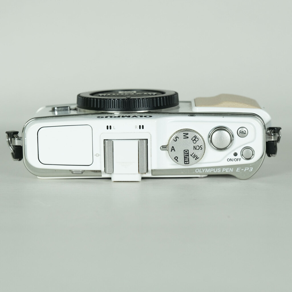 OLYMPUS PEN E-P3 ホワイト ボディ 別売グリップ付き OLYMPUS PEN E-P3 ボディ ホワイトの出品 | ONE SCENE（ワンシーン）