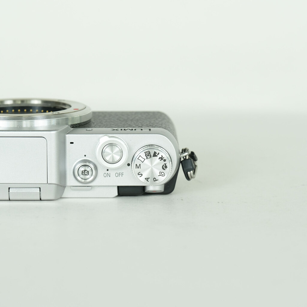 Panasonic LUMIX DMC-GF7 ボディ シルバーの出品 | ONE SCENE（ワン
