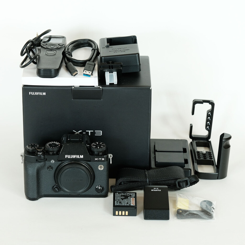 FUJIFILM X-T3 本体 + 付属品【動作確認済】 FUJIFILM X-T3の出品 | ONE SCENE（ワンシーン）