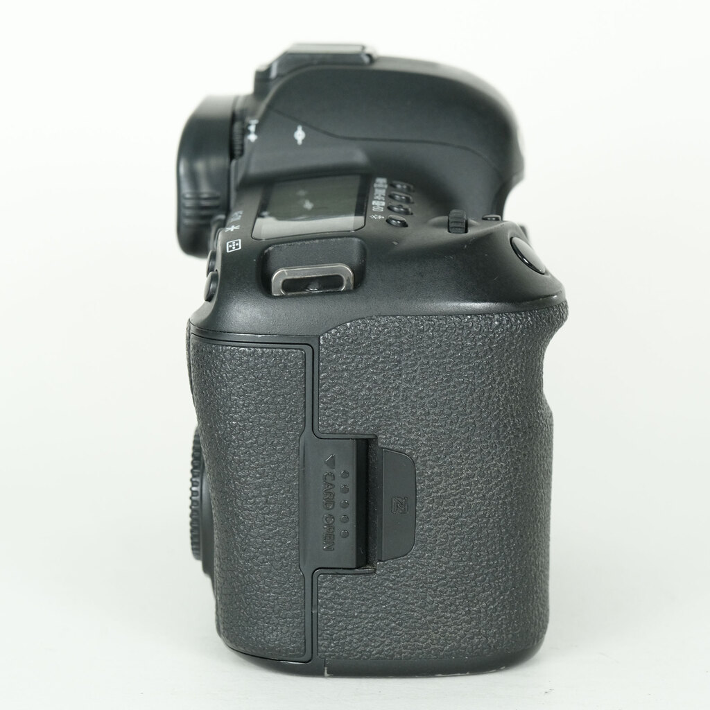 Canon EOS 5D Mark IV [�{�f�B]